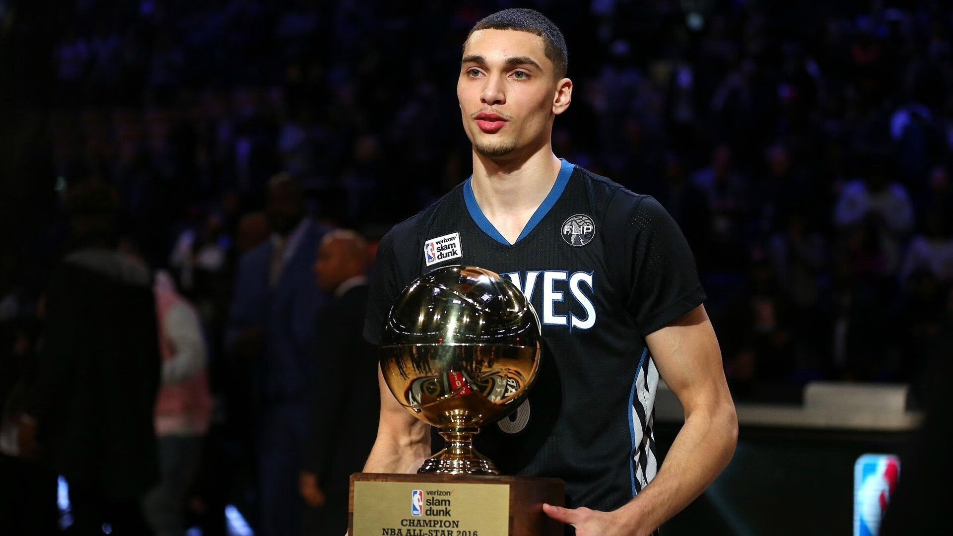 当绿茵场压哨绝杀遇见篮球场接管时刻，体育奇迹的平行宇宙